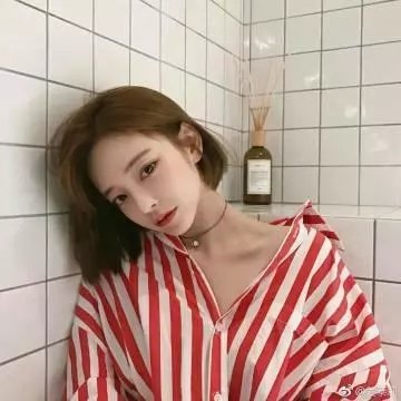 她在这里